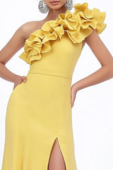 Gelbes Langes Hochzeitsgastkleid mit einer Schulter und Rüschen und Schlitz